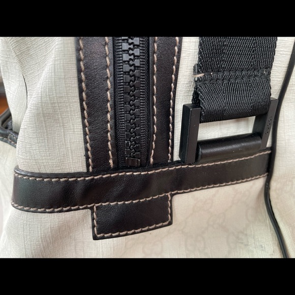 Gucci Original Cream Duffle Bag with Details in Black and Green - Picture 13 of 16
